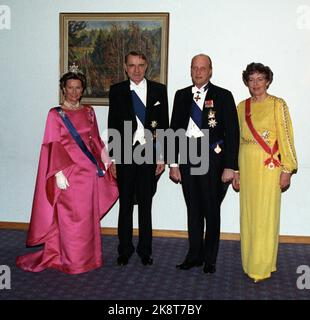 Finland. Helsinki March 23, 1993. The royal couple is on an official visit to Finland with President Mauno Koivisto and Mrs. Tellervo Koivisto. Here from V; Queen Sonja, President Mauno Koivisto, King Harald and Mrs. Koivisto, during the official welcome ceremony in the presidential pallet. Photo; Lise Åserud / NTB / NTB Stock Photo