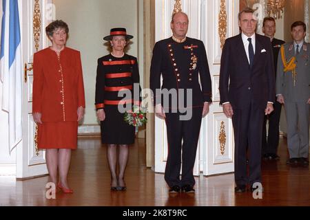 Finland. Helsinki March 23, 1993. The royal couple is on an official visit to Finland with President Mauno Koivisto and Mrs. Tellervo Koivisto. Here from V; Mrs. Koivisto, Queen Sonja, King Harald and President Mauno Koivisto, during the official welcome ceremony in the president's castle. Photo; Lise Åserud / NTB / NTB Stock Photo