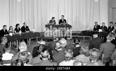 Oslo 19580413 The first week of regular test broadcasts on television from NRK starts. Here, the popular question program 'Forth for the family' has moved from radio to television. Rolf Kirkvaag (in the middle of the podium) leads the program. Photo: Stage / NTB / NTB Stock Photo