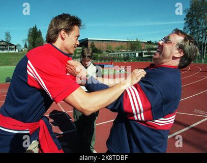 Oslo 19980413: Sprinter Geir Moen (t.v.) and coach Leif Olav Alnes 'warm up' in the spring sun before Wednesday's athletics meeting in Oslo. The big goal this year is the European Championships in athletics in August. Photo: Lise Åserud, NTB Plus / NTB Athletics / Running / Press Conferences 40942 Stock Photo