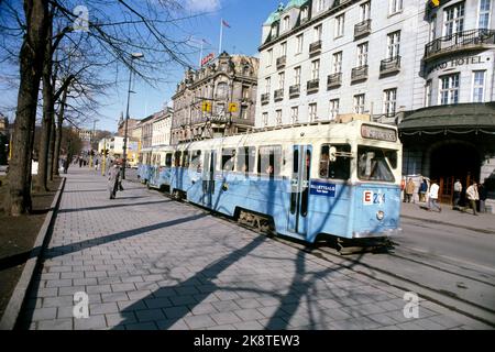 Oslo 1983-03: Last tram on Karl Johan. Restructuring of the tram routes in Oslo. The tram goes up here for the last time (last day) up through Karl Johans gate in downtown Oslo, March 23, 1983. Here, a tram on tram route 11 (Kjelsåstrikken) passes the Grand Hotel and the entrance to the Restaurant Grand Café / Bonanza. At the junction Karl Johan / Universitetsgata takes place construction work. At the end of the street, the castle was glimpsed. Photo: Henrik Laurvik / NTB Stock Photo