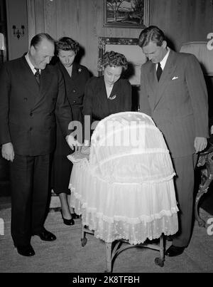 Asker, Skaugum 19540913 Photo session with Princess Ragnhild Mrs. Lorentzen and shipowner Erling Lorentzen, on the occasion of the imminent baptism by his son Haakon. Here the two (th) at the child's cradle. TV. Crown Prince Olav who admires his first grandson. In the background Ps Princess Astrid. Photo: Svensson and Valldal / NTB / NTB Stock Photo