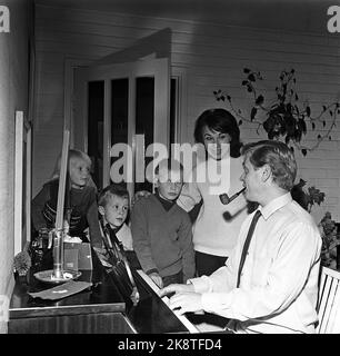 19650927: Actor Tor Stokke photographed with his family in his home. Here he plays the piano. Photo: Erik Thorberg Stock Photo