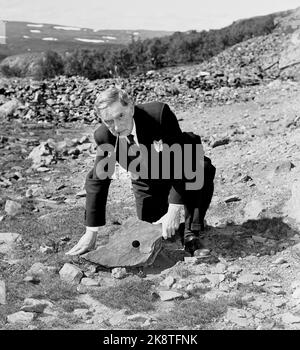Røros 19490717 author Johan Falkberget shows off an old boreholes from the mines at Røros, made around 1730. The stones are going to the Bergverksmuseet in Røros. The work in and around the mine formed the basis for many of his books. Photo: NTB / NTB Stock Photo