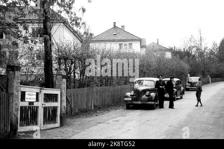 Oslo 19460601 Landsmakers on the Free Foot Politirazzia in Mrs. Quisling's home 'Villa Maihaugen' where she lives with Mrs. Sporveise Director Kielland. Police cars and police officers on the street outside the house in Ivar Aasen's road 6. Photo: Th. Scotaam / Current / NTB Stock Photo