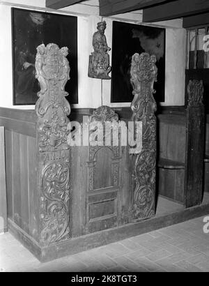 Sør-Trøndelag June 1960 Austrått in Ørland municipality. At Borgen Austråt / Austrått people have lived since the Viking Age. The farm church from the 12th century is the core of the facility. Here we find medieval sculptures and a rich interior from Ove Bjelke's time. Here is one of the church benches that is richly carved in wood. House crafts / craftsmanship. Photo: Knobelauch / NTB / NTB Stock Photo