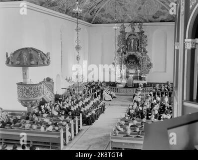 Oslo 19500514. Oslo city 900 year anniversary. The party jewelry in anniversary rushes. Party service and inauguration of the newly stated cathedral along with the Crown Prince family. The beautiful altarpiece and pulpit in Baroque returned to the church of the party service Photo: NTB / NTB Stock Photo