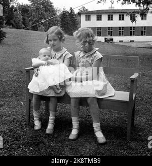 Skaugum June 1937. Princess Ragnhild (TV) and Princess Astrid with Prince Harald, about six months old. The three together, sitting on a bench in the garden. Photo: NTB / NTB Stock Photo