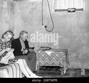 The Church's Sept. 1946 The recovery in Northern Norway after World War II. Many people still lived in the basements of burnt -down houses. Here is a married couple living in a so -called basement residence, easy decor. Photo: NTB / NTB Stock Photo