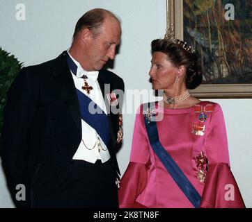 Finland. Helsinki March 23, 1993. The royal couple is on an official visit to Finland with President Mauno Koivisto and Mrs. Tellervo Koivisto. Here King Harald and Queen Sonja during the official welcome ceremony in the presidential pallet. Entrance. Photo; Lise Åserud / NTB / NTB Stock Photo