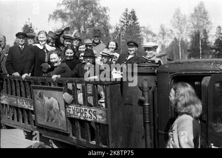 Grini 194505: The Peace Days May 1945. From Grini prison camp / concentration camp. Released Grini prisoners for home transport. Photo: Haaland / NTB / NTB Stock Photo