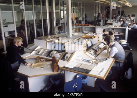 Oslo 1982-05: NRK Dagsrevyen. Working life on the desk in NRK Dagsrevyen photographed May 1982. The news editor at Marienlyst in Oslo. Editors. Journalists. Data terminals. Phones. Photo: Bjørn Sigurdsøn / NTB / NTB Stock Photo