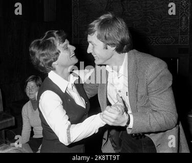 Oslo 19790325: Chairman Thorbjørn Jagland was re -elected at the AUF national meeting. Here he is congratulated by Environment Minister Gro Harlem Brundtland. Photo: Vidar Knai NTB / NTB Stock Photo