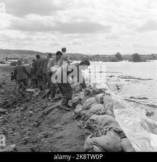 Lillestrøm 19670605 Flood put large parts of Lillestrøm underwater. More than 15,000 people were injured after the flood. Here, crews from the Armed Forces work to seal and reinforce the dikes around Lillestrøm with sandbags. Photo: NTB / NTB Stock Photo