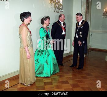 Finland. Helsinki March 23, 1993. The royal couple is on an official visit to Finland with President Mauno Koivisto and Mrs. Tellervo Koivisto. Here King Harald and President Mauno Koivisto with women, before the gala dinner in the presidential palace. Photo; Lise Åserud / NTB / NTB Stock Photo