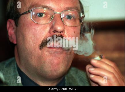 Oslo 19951109 author alf r jacobsen smokes cigarette serious photo hi-res  stock photography and images
