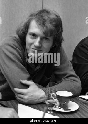 Oslo on March 13, 1971. Øystein Sunde beats as an artist. Here at the Chat-Noir press conference, where he will play in front of the 'new sailor movie' for a week. Photo; Aage Storløkkenn / Current / NTB Stock Photo