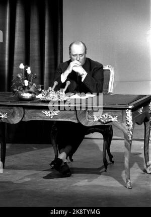 Oslo 19600820: NRK Television started its broadcasts on August 20, 1960. King Olav opens the first broadcast from NRK Television. Here he gets ready for broadcast. Thoughtful. Photo: Aaserud / Current / NTB Stock Photo