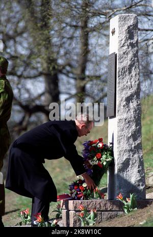 Drøbak, Oscarsborg April 9, 1990. Prime Minister Jan P. Syse puts a wreath at the memorial support over fallen coastal artillery at Oscarsborg. The memorial support was unveiled by King Olav the same day. Photo: Morten Hvaal / NTB / NTB Picture # 2 of 9. Stock Photo