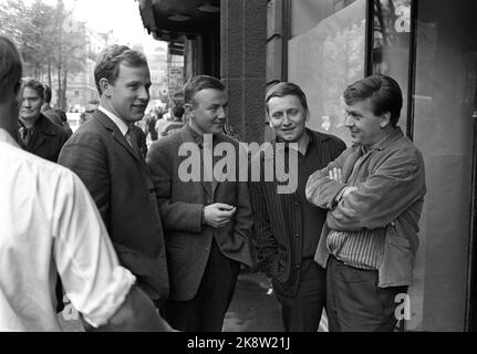 Oslo October 1965 Young revue enthusiasts are investing time and savings on intimate theater in old restaurant Cecil, after basement theater patterns. Outside the theater stands from v .: Jon Skolmen, Svein Byhring, Rolv Wesenlund and Harald Heide Steen jr. Photo: Aage Storløkken / Current / NTB Stock Photo