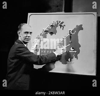 Oslo 19631008 State meteorologist Eilert Theisen in front of the weather map in NRK Television. Photo: NTB / NTB Stock Photo