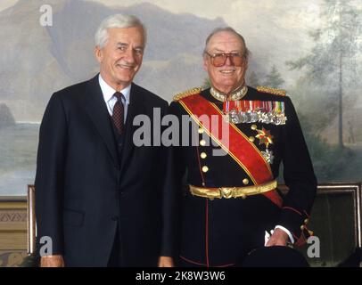 Oslo 19860924. West Germany's federal President Richard von Weizsäcker on a 4 day official visit to Norway. King Olav and Federal President Richard von Weizsäcker (t.v.) during the official photography at the Bird Weaf at the Castle. Photo: Morten Hvaal NTB / NTB Stock Photo
