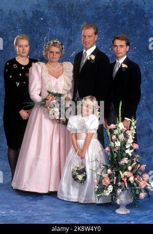 Oslo 19891209: Cathrine Ferner, grandson of King Olav, marries Arild Johansen in Ris church in Oslo. The bride in pink dress with sequins, lace and flower wreath in the hair. Here the bridal couple photographed with the grooms, Benedikte Ferner and Petter Elind. In the picture also the bridal girl, Laila Maria, the groom's 5 And half a year old niece. Photo: Knut Falch Stock Photo