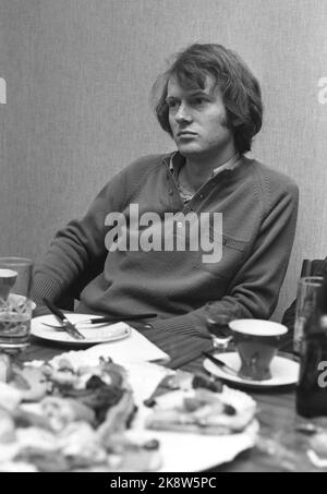 Oslo on March 13, 1971. Øystein Sunde beats as an artist. Here at the Chat-Noir press conference, where he will play in front of the 'new sailor movie' for a week. Photo; Aage Storløkkenn / Current / NTB Stock Photo