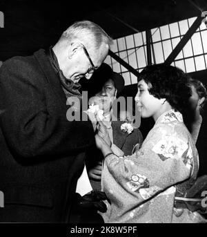 Copenhagen, Denmark 19570224 SAS writes flight history by opening the world's first flight route over the geographical north pole. The route went between Copenhagen via Anchorage to Tokyo. Foreign Minister Halvard Lange was on the trip. Here he receives flowers from a Japanese woman in Kimono before leaving Denmark. Photo: Aage Storløkken / Current / NTB Stock Photo