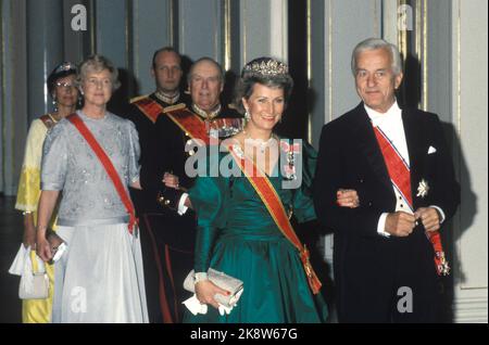 Oslo 19860924. West Germany's federal President Richard von Weizsäcker on a 4 day official visit to Norway. King Olav and Federal President Richard von Weizsäcker (t.v.) on their way to the gala dinner at the castle. In front of Crown Princess Sonja, Federal President Richard von Weizsäcker, (behind) Mrs. Marianne Weizsäcker with King Olav and Princess Astrid together with Crown Prince Harald. Photo: Per Løchen NTB / NTB Stock Photo