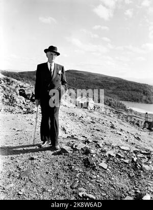 Røros 19490717 author Johan Falkberget, with the mine 'Christianus Sextus' in the background. The work in and around the mine formed the basis for many of his books. Photo: NTB / NTB Stock Photo