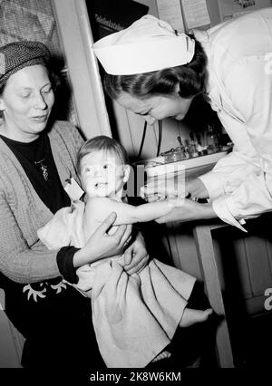 Oslo 19470503- From Sagene Health Station in 1947. Housewives with children on infant control to learn about the right diet and guidance in infant and toddler care. The task control station is to prevent diseases. Here, the mother is in control of her child who gets the vaccine of their nursing sister. Photo: Skotaam Current / NTB Stock Photo