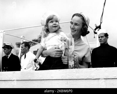 Oslo 19550914. Thor Heyerdahls Mrs. Yvonne with her daughter Anette 2 years aboard the ship 'M/S Chr. Bjelland' by Stavanger is located in Oslo before the Pacific Easter Island. The whole family Heyerdahl joins this expedition Mrs. Yvonne, daughter Anette 2 years and son Thor J.R. 17 years as a deck boy on board. Photo: Jan Nordby / NTB Archive Stock Photo