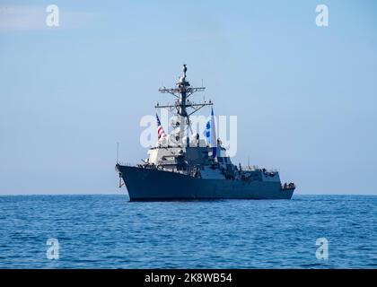 221021-N-OA516-1066  KAILUA-KONA, HAWAII (Oct. 21, 2022) –The Arleigh-Burke class guided-missile destroyer USS Daniel Inouye (DDG 118) arrives in Kailua-Kona for a scheduled port visit. The visit marks the first time that the destroyer, named after Medal of Honor recipient and former U.S. Senator Daniel K. Inouye, visited the island of Hawaii. (U.S. Navy photo by Mass Communication Specialist 2nd Class Kevin C. Leitner) Stock Photo