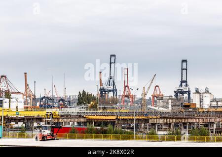 Gdynia, Pomeranian Voivodeship, Poland. 21st Oct, 2022. Cranes and containers are seen in Gdynia Port, the third biggest transport port in Poland located on the Baltic Sea. The Port of Gdynia is a key terminal of military shipments into the eastern flank of NATO. The port has increasing strategic meaning for the organisation, especially after Finland's and Sweden's (other Baltic Sea states) bid to join NATO. (Credit Image: © Dominika Zarzycka/SOPA Images via ZUMA Press Wire) Stock Photo