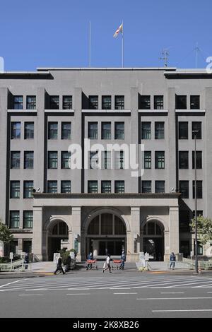 Tokyo, Japan. 20th Oct, 2022. View of the entrance to the Japanese Ministry of Finance building inside the government district in central Tokyo. Credit: SOPA Images Limited/Alamy Live News Stock Photo