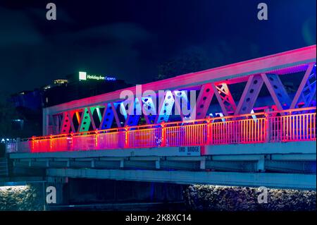 The illuminated Ord Bridge over the Singapore River taken at night Stock Photo