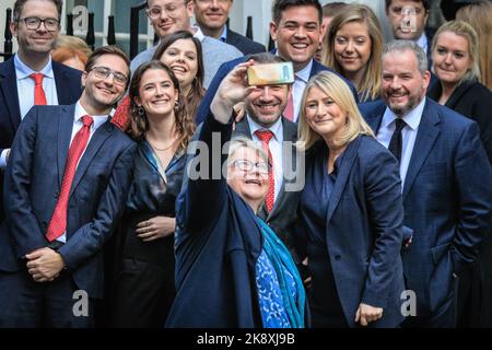 London, UK. 25th Oct, 2022. Therese Coffey takes selfies with Downing Street staff before the start of the speech. Liz Truss, British Prime Minister, during her final statement in Downing Street before going to Buckingham Palace to see King Charles III. Later today, Rishi Sunak will then become the new British Prime Minister. Credit: Imageplotter/Alamy Live News Stock Photo