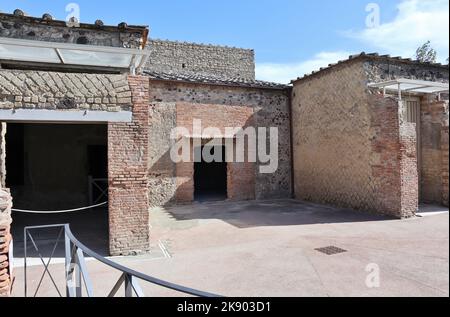 Pompei - Scorcio della Villa dei Misteri dal ponticello di accesso del Parco Archeologico Stock Photo