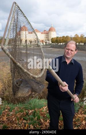 Boek, Germany. 19th Nov, 2020. When fishing the caviar sturgeons in the  pond management Boek of the Fischerei Müritz-Plau GmbH, Frank Schley (l-r)  is helping with the net, Kurt Wolk is holding