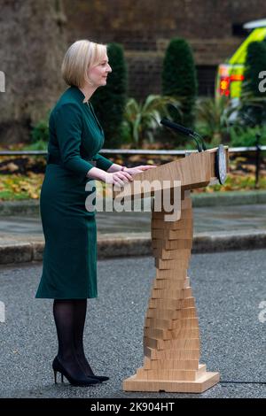 London, UK.  25 October 2022.  Outgoing Prime Minister Liz Truss gives her exit speech outside Number 10 Downing Street. Credit: Stephen Chung / Alamy Live News Stock Photo