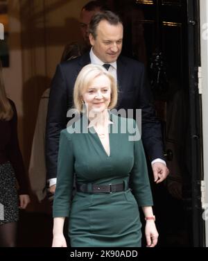 London, UK. 25th Oct, 2022. Prime Minister Liz Truss makes her farewell statement in Downing Street London Credit: Ian Davidson/Alamy Live News Stock Photo
