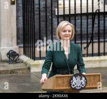 London, UK. 25th Oct, 2022. Prime Minister Liz Truss makes her farewell statement in Downing Street London Credit: Ian Davidson/Alamy Live News Stock Photo
