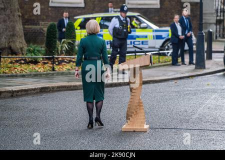 London UK. 25 October 2022 . Outgoing Prime Minister Liz Truss  leaves 10 Downing Street before  Rishi Sunak takes office as newly appointed UK Prime Minister . Credit: amer ghazzal/Alamy Live News Stock Photo