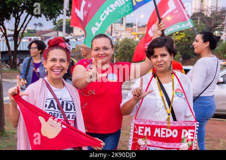 Goiânia, Goias, Brazil – October 21, 2022:  Three women making the 'L' of Lula in a voluntary act to ask for votes for the presidential candidate of B Stock Photo