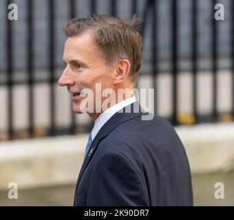 London, UK. 25th Oct, 2022. Jeremy Hunt arrives at a Liz Truss's last cabinet meeting at 10 Downing Street London. Credit: Ian Davidson/Alamy Live News Stock Photo