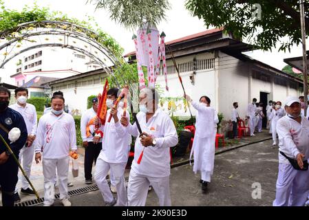 Bangkok, Thailand. 22nd Oct, 2022. Volunteers, participated in the tradition of exhuming the bodies of the deceased, unclaimed rising from the grave to clean human skeletons and collect them and prepare them for a merit-making ceremony according to religious belief of Thai people of Chinese descent At Teochew Chinese Cemetery (Wat Don Cemetery), Sathorn District, Bangkok. (Photo by Teera Noisakran/Pacific Press/Sipa USA) Credit: Sipa USA/Alamy Live News Stock Photo