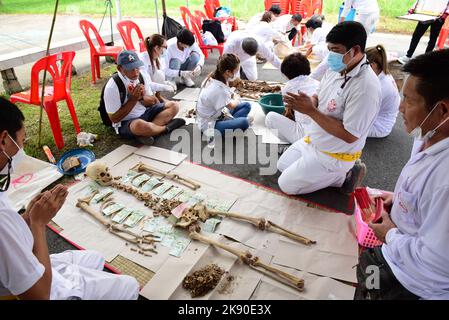 Bangkok, Thailand. 22nd Oct, 2022. Volunteers, participated in the tradition of exhuming the bodies of the deceased, unclaimed rising from the grave to clean human skeletons and collect them and prepare them for a merit-making ceremony according to religious belief of Thai people of Chinese descent At Teochew Chinese Cemetery (Wat Don Cemetery), Sathorn District, Bangkok. (Photo by Teera Noisakran/Pacific Press/Sipa USA) Credit: Sipa USA/Alamy Live News Stock Photo