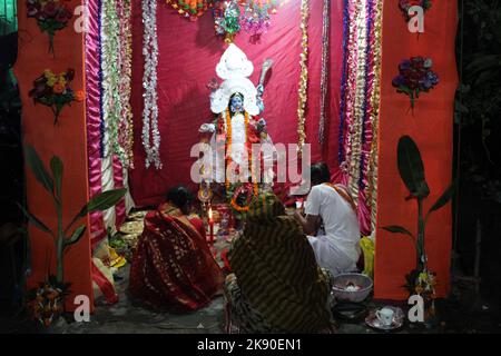 Kolkata, West Bengal, India. 24th Oct, 2022. People of Kolkata are celebrating Kali Puja and Diwali on 24th October. (Credit Image: © Snehasish Bodhak/Pacific Press via ZUMA Press Wire) Stock Photo