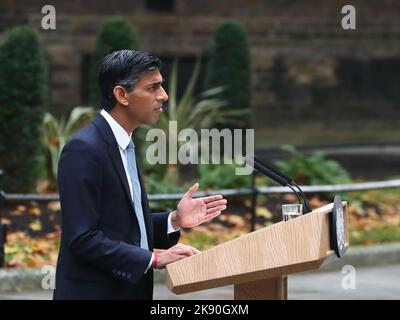 London, UK. 25th October 2022. Newly appointed Prime Minister Rishi Sunak arrived at Downing Street No 10 where he outlined the focus for his government in his speech. Credit: Uwe Deffner/Alamy Live News Stock Photo